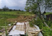 Без даху над головою: негода пошкодила понад 200 будинків у буковинському селі