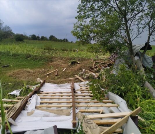 Без даху над головою: негода пошкодила понад 200 будинків у буковинському селі
