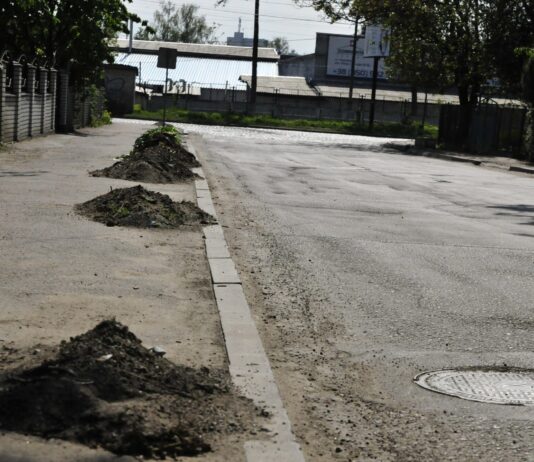 Скоро літо, а в Чернівцях досі сміттєві завали і тонни пилюки