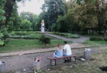 Оперативно спрацювали: сквер біля ЧНУ прибрали від гір сміття за лічені години