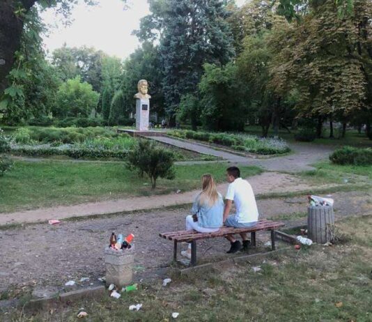 Оперативно спрацювали: сквер біля ЧНУ прибрали від гір сміття за лічені години